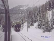 Kreuzungsstation Muot zwischen Berg�n und Preda. Der talw�rts fahrende Zug mu�te warten, der bergw�rts fahrende mit einer Lok
Ge 4/4 II f�hrt auf dem Nachbargleis durch ....