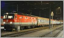 Eigentlich htte 1044 117 (im Schabrettdesing) den EC 159  Croatia  (Wien- Zagreb Glavni Kolod.) bis Spielfeld-Stra gestern am 25.1.2007 bespannen sollen. Am Vormittag noch in ihrem Umlaufplan (EC 157,158) wurde sie dann aber in Wien ausgedreht, und durch 1044 046 ausgetauscht. Die Aufnahme entstand beim Halt am Grazer Hauptbahnhof.