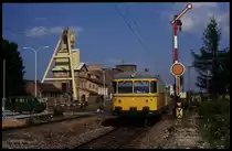 Bad Friedrichshall Kochendorf am 15.8.1989 um 10.58 Uhr:
725005 fährt als Zug 81961 vor der Kulisse des Salzbergwerks in Richtung Heidelberg vorbei. - Da damals der Bahnhof noch besetzt war, konnte ich bei meiner Aufnahme direkten Kontakt mit dem Fahrdienstleiter halten und erfuhr so auch die Nummer des Zuges. Das waren noch Zeiten!!!