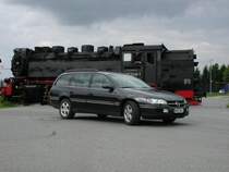 Fr ein Autoportrt fr eine Internetprsentation whlte ich am 06.08.2002 die 99 7238 als Hintergrund. Das Bild entstand an der Stuhlfabrik in Benneckenstein. Es ist sehr ungewhnlich, dass die Lok den Zug nach Nordhausen Tv zieht. Die Lok htte zum Aufnahmezeitpunkt ruhig noch 30 cm weiter vor sein knnen. Leider war damals meine Kameratechnik noch nicht so gut. Die Entwicklungstufe hinkte noch. Bei Sehrienbildfolge heute kein Problem.