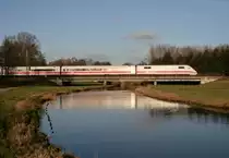 401 073 als ICE 78 (Z�rich HB–Hamburg-Altona) am 30.11.2011 auf der Luhebr�cke in Winsen; inzwischen sind die Gleise an dieser Stelle hinter L�rmschutzw�nden verschwunden.
