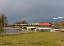 185 367 mit einem Kesselzug am 11.01.2015 auf der Isarbrücke bei Plattling.