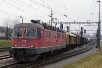 SBB: Güterzug mit der Re 6/6 11601  WOLHUSEN  beim Güterbahnhof Langenthal am 19. Januar 2015. Hier handelt es sich um einen Prototyp mit zweiteiligem Kasten. Von dieser Bauart existieren nur die 11601  WOLHUSEN  sowie die 11602  MORGES . 
Foto: Walter Ruetsch
