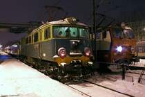 EU07-310 mit Schnellzug  Szyndzielnia  und EP09-028 mit IC Ondraszek in Bielsko-Biala Glowna am 25.01.2007 5:30