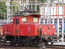 Ee 3/3 am 20.5.06 in Bern. Im hintergrund ist ein EW II New Look sichtbar. Links von der Rangierlok eine zweite (augebleichte) des gleichen Typs.