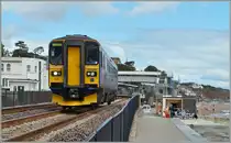 Der First Great-Western Dieseltriebwagen 153 329 verlässt Dawlish Richtung Teignmounth.
12. Mai 2014