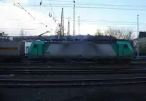 Die Cobra 2819  fährt mit einem langen Containerzug aus Gallarate(I) nach Antwerpen-Oorderen(B), aufgenommen bei der Ausfahrt aus Aachen-West in Richtung Montzen/Belgien. 
Aufgenommen vom Bahnsteig in Aachen-West bei schönem Sonnenschein am Nachmittag vom 17.1.2015.