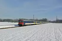 Wegen der Grossreinigung des EWIV Pendels verkehrt diese Woche Mo-Fr ein 10-teiliger EWI KlB Pendel, welcher sonst als Reservependel in Z�rich abgestellt ist, als IR 72119/2124 Z�rich-Konstanz DB-Z�rich. Im Bild ist der Pendel mit dem BDt EWI 50 85 82-33 984-4 als IR 72119 kurz vor Berg TG, 19.01.2015.