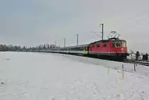 Wegen der Grossreinigung des EWIV Pendels verkehrt diese Woche Mo-Fr ein 10-teiliger EWI KlB Pendel, welcher sonst als Reservependel in Z�rich abgestellt ist, als IR 72119/2124 Z�rich-Konstanz DB-Z�rich. IR 2124 mit der Re 4/4 II 11154, 3 A EWI, 6 B EWI und BDt EWI zwischen Berg TG und Kehlhof, 19.01.2015.