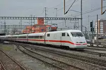 ICE 401 572-3 durchfährt den Bahnhof Muttenz. Die Aufnahme stammt vom 07.01.2015.