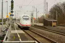 Ein mir unbekannter Velaro D 407 ist durch Hürth Kalscheuren in Richtung Bonn unterwegs. 18.1.2015