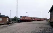 DSB Bahnhof Gedser am 15. September 1973: Der Triebzug  Neptun  zwischen København H / Kopenhagen Hbf und Berlin ist auf dem Foto auf dem Verbindungsgleis zum Fährbett, wo die DR-Eisenbahnfähre  Warnemünde  schon auf den Zug wartet. - Der Zug besteht aus einem MB (Triebwagen), einem FJ (Mittelwagen zweiter Klasse), einem AB (Mittelwagen erster und zweiter Klasse) und noch einem MB. - Die Triebwagen wurden von der Lokomotivfabrik Frichs in Århus in den Jahren 1937 und 1939 gebaut, während die Waggonfabrik Scandia in Randers in den selben Jahren die Mittelwagen lieferte.