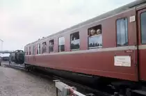 DSB Bahnhof Gedser am 15. September 1973: Der Triebzug  Neptun  nähert sich dem Fährbett. - Die Triebzüge dieser Baureihe wurden ursprünglich als sogenannte  Blitzzüge  zwischen Kopenhagen und den grösseren Städten in Jütland verwendet. - Höchstgeschwindigkeit: 120 km/h.