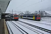 Der Regionalverkehr bei der OeBB wird durch zwei Pendel abgedeckt. Links der NPZ, mit dem Triebwagen RBDe 207, rechts der RBe Pendel mit dem RBe 205, Balsthal, 20.01.2015.