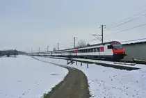 Bt 50 85 28-94 966-4 an der Spitze des IR 2121 bei Durchfahrt in Berg TG, am Zugschluss schiebt die Re 460 079-7, 19.01.2015.