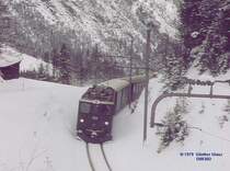 Ge 6/6 II 701 mit Reisezug vor der Albula-Stra�enbr�cke bei Naz, nach dem Zwondra-Tunnel - M�rz 1979. Diese Lok hat eine andere Frontpartie wie die Loks Ge 6/6 II 703 bis 706, und zwar 3 statt 2 Fenster.