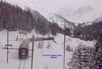 Ge 6/6 II 701 mit Reisezug f�hrt nach der Stra�enbr�cke weiter nach Preda. 1979 war bei der RhB noch alles gr�n, sagen wir, fast alles!