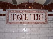 Stationsschild Hsk Tere auf Kacheln gemahlt, alle 11 Stationen der Linie 1 haben solche Schilder, aufgenommen im Januar 2007.