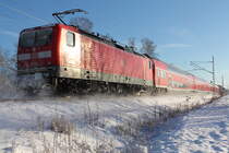 Der RE 5 von Stralsund nach Falkenberg (Elster) am 29.12.2014 in Nassenheide, geschoben von der 112 122.
