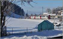 Der TPF Regionalzug S 51 14858 erreicht Châtel St-Denis. Unten recht im Bild ist eine Schiene des Gleises zu sehen, welche der Zug auf dem Weg zum Bahnhof in Kürze befahren wird. 21. Jan. 2015