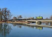 185 152 mit GC 45191 am 21.01.2015 auf der Isarbrücke bei Plattling.