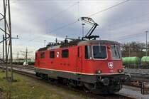 Re 4/4 II 11239 ist beim Güterbahnhof Muttenz abgestellt. Die Aufnahme stammt vom 12.01.2015.