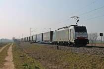 Auf dem Weg nach Holland war am 08.03.2014 die 186 109 (Railpool/BLS Cargo) mit einem KLV, als sie am Müllheimer Ortsteil Hügelheim vorbei fuhr.