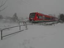 Anstatt mit Doppelstockwagen und einer schiebenden 218er sind am 30.12.2014 bei Eriskirch-Moos zwei Triebwagen der Baureihe 650 als IRE nach Lindau unterwegs.
