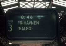DSB København H / Kopenhagen Hauptbahnhof Gleis 3 am 27. April 1973: Zugzielanzeiger. - Es gab damals noch (bis zum 1. Juni 1973) Verbindungen mit Personenzügen zum Bahnhof Frihavnen im Kopenhagener Freihafen. Vom diesem Bahnhof konnte man die DSB-/SJ-Fährlinie nach Malmö in Schweden benutzen.  