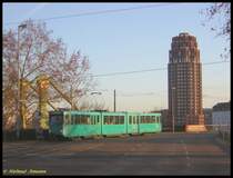 Pt-Triebwagen 686 hatte am 15.01.2007 auf dem 6. Zug der Linie 14 nach Bornheim / Ernst-May-Platz gerade den Main auf der  Ignatz-Bubis-Brcke berquert und wartete auf das Signal zur Weiterfahrt.