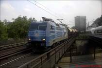 Mit Werbung f�r Siemens zeigte sich BR 152 081-6 im Sommer 2002 mit einem Getreidezug in Hamburg-Dammtor.