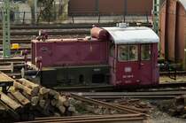 In Linz bei der Kasbachtalbahn steht diese Deutz Köf mit der Baunummer 57908 und der DB Nummer 323 149-5 in einer Reihe von alten Bahnfahrzeugen. 18.1.2015