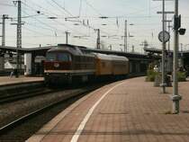 Nochmals rausgekramt. 232 233-8 kam mit 2 Bauwagen der Bahnbaugruppe durch Neuss gefahren. Gleich wird sie auf ein Abstellgleis fahren wo ebenfalls ein weiterer Bauzug der gleichen Reihung und Wagen und Lok steht.

Neuss 17.04.2014