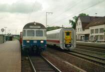 Steuerwagengesichter: der damals schon vom Aussterben bedrohte, aber noch allgegenw�rtige Karlsruher Siberling-Kopf im N 5022 (Rotenburg [W�mme]–Twistringen) und ein zum provisorischen Steuerwagen umger�steter ICE-Mittelwagen (Mess-/Versuchsfahrten mit 752 001) am 19.06.1993 in Rotenburg (W�mme)