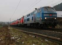 Am 22.01.2015 gab es eine interessante und traurige Überführung von 7 Loks der BR 218 von Kempten nach Hamm. Gezogen wurde dieser Trauerzug von 218 467 und 218 446. Die überführten Loks waren im Einzelnen 218 471 + 218 457 + 218 458 + 218 490 + 218 461 + 218 489 + 218 472. Diese werden dann in Hamm (laut diverser Foren-Infos) trotz noch laufender Fristen auf den Verkauf oder den Zahn der Zeit warten. Aufgenommen in Ludwigsau-Friedlos.