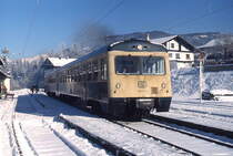 Die Vorserien-628 unterschieden sich äußerlich vor allem durch die Front und die gesickten Seitenwände von den Serienfahrzeugen, hier verläßt 628 011-9 Anfang Januar 1979 den Bahnhof Ehrwald in Richtung Pfronten