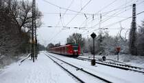 Die Rhein Niers Bahn (RB33) von Kohlscheid nach Heinsberg(Rheinland)Duisburg-Hbf) und fährt in Kohlscheid ein.
Bei Schneewolken am Kalten Mittag vom 24.1.2015.