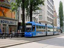 2207 ist in der Bayerischen Landeshauptstadt als L17 Richtung Schwanseestrasse unterwegs; 130607 