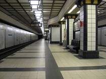 U-Bahnhof Paracelsus-Bad: 1987 von Rmmler gestaltet war diese Station lange Endpunkt der U8. In Anlehnung an das nahe Schwimmbad wurden die Wnde mit weissen Fliesen ausgestattet, abgesetzt durch schwarze Einfassungen. Die Wandflchen bestehen aus verschieden grossen Fliesen mit schwarzen Fugen, die Medaillons zeigen Badeszenen des Mittelalters. Die Sttzen sind sehr wuchtig und mit schwarz -weissen Elementen verkleidet.