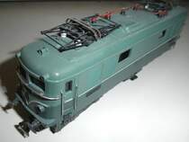 Ein Modell der französichen BB9001 von der ehemaligen französischen Modellbahnfirma VB (Vollon et Brun) aus den 1950er und frühen 1960er Jahren. Diese Loks wurden sowhl für Zweileiter-DC als auch Dreileiter-DC angeboten, ob auch für AC, weiß ich nicht. Die ist jedefalls mittels eines frühen Märklin Decoders c 81 (Art.-Nr. 6081) für Märklin-Digital hergerichtet worden. Ich will sie mittels des in dem anderen Bild gezeigten Schaltplans in eine zeitgenössische Analog-AC-Lok umbauen.
Foto vom 16.8.2014