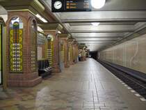 U-Bahnhof Residenzstrasse: 1987 als ein weiterer ausdrucksstarker Bahnhof erffnet –im typischen Rmmler Stil mit starkem Bezug zum Namen. Mit teppichartigen Fussboden, verkleideten und verzierten Sttzen soll er an das Berliner Stadtschloss erinnern. An den Wnden sind alte Plne Berlins abgebildet.Die Strasse war brigens tatschlich Teil der Heerstrasse nach Mecklenburg die bis zum Stadtschloss fhrte.