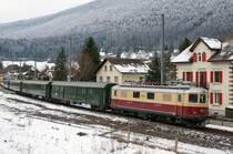 TEE-Classics: Re 4/4 I 10034 mit einem Sonderzug bei Cortébert am 24. Januar 2015.
Foto: Walter Ruetsch