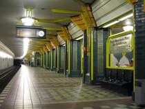 U-Bahnhof Franz Neumann Platz (Am Schfersee): Ursprnglich sollte der Bahnhof -Am Schfersee- heissen, doch es ergab sich ein grosser Streit zwischen zwei Lagern, sodass dieser sehr lange Name nun an den Wnden prangt. Die Station weist mit den grnen Bumen und gelben Sonnen auf den nahe gelegenen See und die Erholung hin, typisch fr viele Rmmler Bahnhfe. 