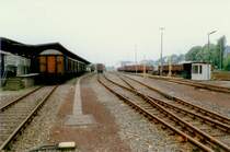 Bahnhof Remscheid - hier der Güterbahnhof mit dem damals noch recht üppigen Gleisfeld. Damals war das Terrain noch gut gepflegt, wenig später wurden die Gleise rückgebaut und das Gelände verwilderte recht schnell. Am rechten Bildrand ist im Hintergrund noch ein Stück der alten blauen Fußgängerbrücke zu erkennen.
Aufgenommen am 07.06.01991 (scan vom Lichtbild)