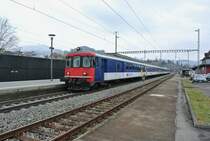 Totalunterbruch Hauensteinbasistunnel wegen Bauarbeiten; f�r die ausfallenden IR 22xx Basel-Aarau-Z�rich HB (und zur�ck) verkehren EWI/II S-Bahn Basel Einschaltpendel als Extraz�ge Basel SBB-Tecknau-Basel SBB: Im Bild ist der EXT 30670 mit dem BDt EWI 50 85 82-33 981-0 an der Spitze in Gelterkinden, 24.01.2015.

