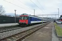 Totalunterbruch Hauensteinbasistunnel wegen Bauarbeiten; f�r die ausfallenden IR 22xx Basel-Aarau-Z�rich HB (und zur�ck) verkehren EWI/II S-Bahn Basel Einschaltpendel als Extraz�ge Basel SBB-Tecknau-Basel SBB: Im Bild ist der EXT 30670 mit dem BDt EWI 50 85 82-33 981-0 an der Spitze in Gelterkinden, 24.01.2015.

