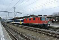 Totalunterbruch Hauensteinbasistunnel wegen Bauarbeiten; f�r die ausfallenden IR 22xx Basel-Aarau-Z�rich HB (und zur�ck) verkehren EWI/II S-Bahn Basel Einschaltpendel als Extraz�ge Basel SBB-Tecknau-Basel SBB: Im Bild ist die Re 4/4 II 11214 mit dem EXT 30471 beim Zwischenhalt in Sissach, 24.01.2015.

