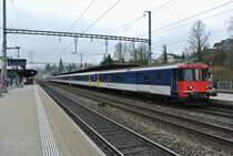 Totalunterbruch Hauensteinbasistunnel wegen Bauarbeiten; f�r die ausfallenden IR 22xx Basel-Aarau-Z�rich HB (und zur�ck) verkehren EWI/II S-Bahn Basel Einschaltpendel als Extraz�ge Basel SBB-Tecknau-Basel SBB: Im Bild ist der EXT 30672 mit dem BDt EWII 50 85 82-33 921-6 an der Spitze in Liestal, 24.01.2015.

