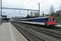 Totalunterbruch Hauensteinbasistunnel wegen Bauarbeiten; f�r die ausfallenden IR 22xx Basel-Aarau-Z�rich HB (und zur�ck) verkehren EWI/II S-Bahn Basel Einschaltpendel als Extraz�ge Basel SBB-Tecknau-Basel SBB: Im Bild ist der EXT 30672 mit dem BDt EWII 50 85 82-33 921-6 an der Spitze in Liestal, 24.01.2015.

