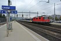 Totalunterbruch Hauensteinbasistunnel wegen Bauarbeiten; f�r die ausfallenden IR 22xx Basel-Aarau-Z�rich HB (und zur�ck) verkehren EWI/II S-Bahn Basel Einschaltpendel als Extraz�ge Basel SBB-Tecknau-Basel SBB: Im Bild erreicht die Re 4/4 II 11151 mit dem EXT 30473 den Bahnhof Liestal, 24.01.2015.